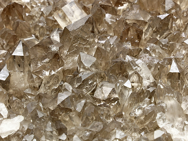 Bilim İnsanları Kristallerin Yapısını Kullanarak Yaygın Hastalıklara Karşı İlk Mineral Bazlı Tedaviyi Keşfetti